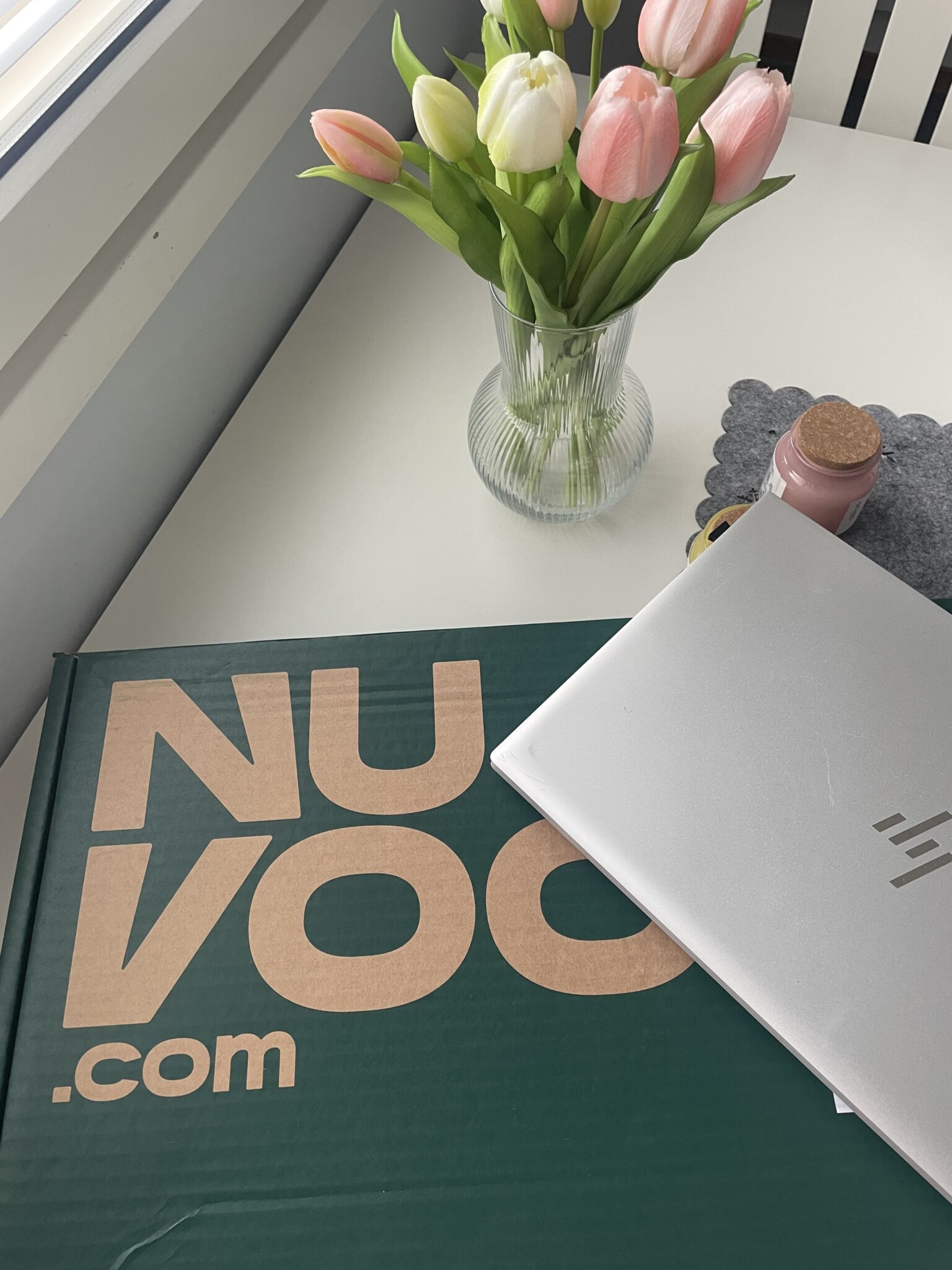 Nuvoo pahvilaatikko jonka päällä on heiltä ostettu tietokone