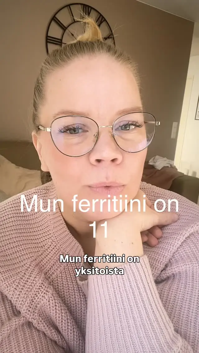 Mun ferritiini on 11. Siis 11! Pahinta tässä on se, että vuodessa se on tippunut yli 60 pykälää! Ensin tutkittiin kaikki mahdolliset suolistosoraudet poissulkuna. Ne kunnossa. Tässä kohtaakin sanoin syyn olevan lihavuusleikkaus. Lääkäri ei kuitenkaan reagoinut siihen. ARVO ON KUULEMMA HYVÄ! 

Alkuviikosta soitan jälleen lääkäriin ja vaadin pääsyä rautainfusioon. Mulla on oireina mm. hiusten lähtö, järkyttävä väsymys, huimaus, suupielen haavaumat, jatkuva palelu, ajoittainen hengenahdistus rasituksessa. 
Onko sulla jotain hyviä vinkkejä antaa mitä sanoa lääkärille, jotta infusioon olisi paremmat mahdollisuudet? 🤔🤷🏼‍♀️

#ferritiini #rautainfuusio #rautainfuusiotaodotellessa