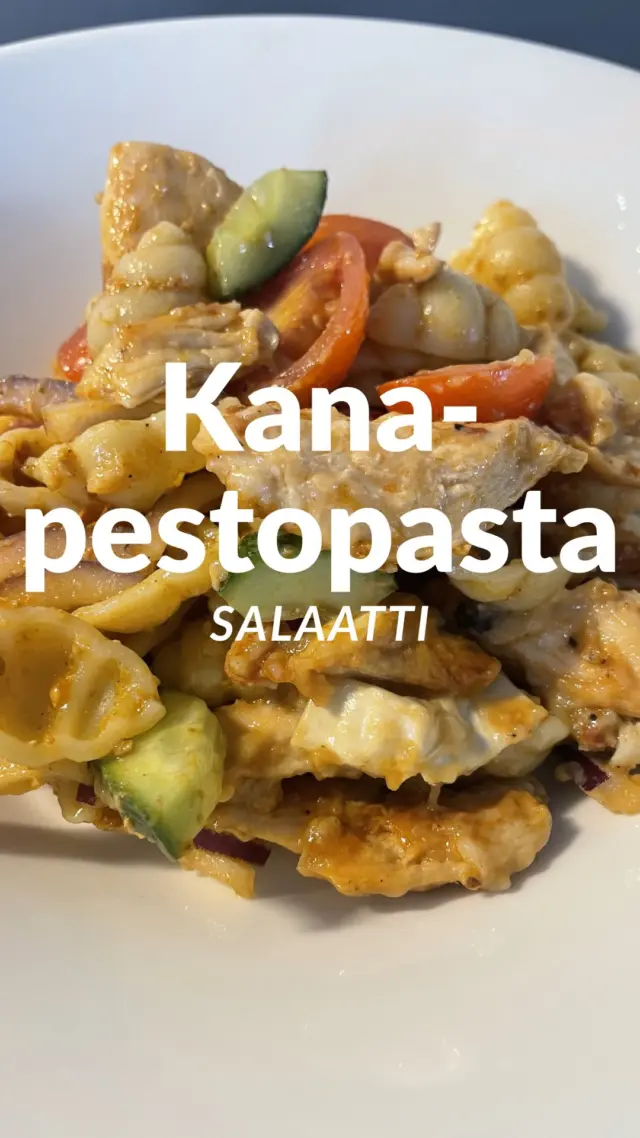 Kana-pestopasta salaatti. Loistava meal preppaukseen. Muista tallentaa resepti ja kokeile ehdottomasti 🤩

OHJE noin 4 annosta:
400g maustamatonta kanaa
300g pastaa 
1 kurkku
1 rasia kirsikkatomaatteja 
1 punasipuli
3rkl pestoa (punainen tai vihreä)
1/2 pakettia vuohenjuustoa 

- keitä pasta al denteksi ja huuhtele kylmällä vedellä. Anna valua kunnolla. Lisää pesto joukkoon ja maista. Tärkeää, että paista maistui hyvältä!
- paista kana kypsäksi ja lisää pilkottu vuohenjuusto joukkoon. Anna juuston sulaa
-pilko kasvikset 
- yhdistä kaikki aineet ja sekoita. Tarkista maku. 

Resepti toimii hyvin meal preppaukseen ja on loistava ruoka esim. eväänä. Tämä vaan paranee, kun saa jääkaapissa tekeytyä. 

#resepti #mealpreppaus #muutosbyhenriikka #ruoka