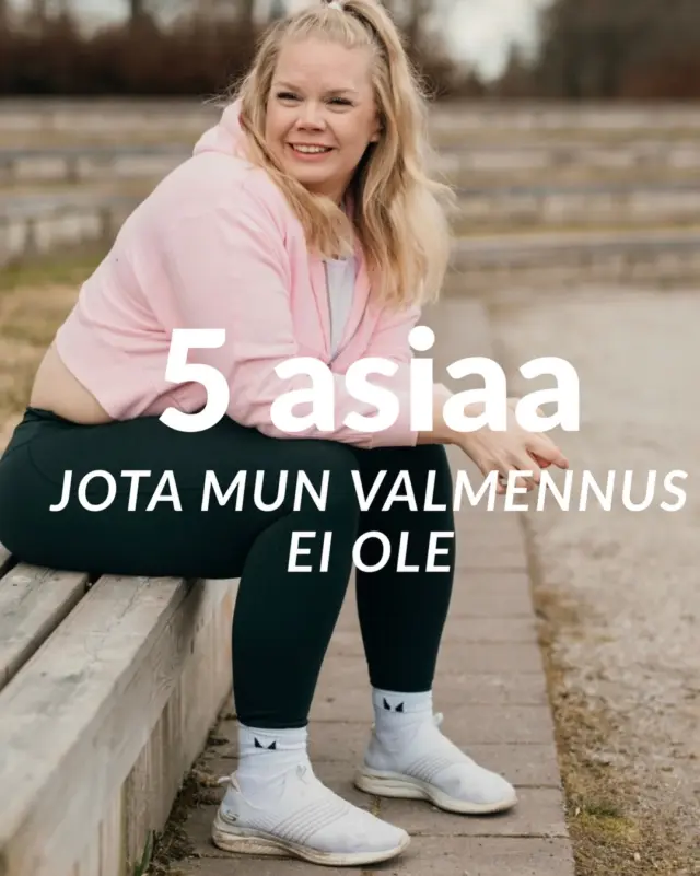Ehkä et tarvitse enää yhtä uutta ruokavaliota tai treeniohjelmaa 🤷🏼‍♀️

Ehkä et tarvitse enemmän itsekuria. Tai pidempiä treenejä.
Tai täydellisempää versiota itsestäsi. Tai täydellistä hetkeä. 

Ehkä tarvitset jonkun näyttämään, että hyvinvointi voi näyttää myös tältä:

✨ Välillä syödään pakastepitsaa tai juodaan viiniä
✨ Välillä treeni jää väliin ja sohva vie voiton 
✨ Välillä väsyttää niin paljon, että selviäminen riittää

Ja silti voit edetä, tehdä muutosta ja nauttia elämästä 🩷

Moni nainen kantaa mukanaan ajatusta siitä, että hän on epäonnistunut, koska ei ole pystynyt noudattamaan tiukkoja sääntöjä tai pitämään kiinni ”uudesta elämästä”. Mutta mitä jos vika ei ole koskaan ollut sinussa?

Mitä jos ongelma on ollut siinä, että sinulle on opetettu hyvinvoinnin tarkoittavan suorittamista?

Mun valmennuksessa ei tavoitella täydellisiä viikkoja. Me rakennetaan hyvinvointia, joka kestää myös kiireiset arjet, huonosti nukutut yöt, lasten harrastukset ja kaikki ne päivät, jolloin elämä ei mene suunnitelmien mukaan.

Koska hyvinvoinnin ei kuulu olla projekti, joka alkaa aina uudestaan maanantaina.

Sen kuuluu olla osa sinun oikeaa elämääsi. 🤍

Jos tämä herätti jotain sinussa, laita mulle viestiä sanalla MUUTOS. Katsotaan yhdessä, voisinko olla sun tukena matkalla kohti lempeämpää ja kestävämpää hyvinvointia.

Ensimmäinen kuva: @ellaelba 

#elämäntapamuutos #hyvinvointi #muutos