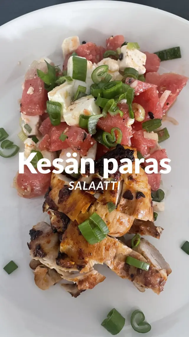 Puuttuuko juhannuspöydästä vielä tarjottavaa? Mainos @argo_olives 🌿 Tämä herkullinen makean suolainen salaatti valmistuu käden käänteessä. 

Pilko vesimeloni paloiksi, samoin feta sekä kevätsipuli. Lisää joukkoon laadukasta oliiviöljyä, pippuria sekä tarvittaessa suolaa. Ja huom! Tämä salaatti on parhaimmillaan heti tarjottuna eli älä laita jääkaappiin odottelemaan. 

Ihanaa juhannusta ☀️🌿

#kesäsalaatti #juhannusruoka #argoolives #oliiviöljy