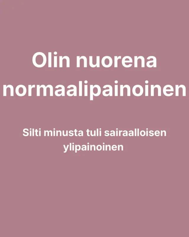 Mä olin nuorena normaalipainoinen, mutta silti musta tuli sairaalloisen ylipainoinen

Harrastin monta vuotta uintia ja liikuin paljon. Pyöräilin kouluun, harrastuksiin ja oikeastaan joka paikkaan. Kun uinti loppui, päivittäinen kulutus laski myös todella paljon. 

Syöminen ei kuitenkaan muuttunut. Söin edelleen samoja määriä kuin aktiivisesti liikkuessani. 

Muutin omaan kotiin ollessani 19 vuotias. Silloin kaikki lähti lapasesta. Sain itse päättää mitä syön ja milloin. Aamupalat jäi ja aloin syömään iltapainoitteisesti. Myös einekset löysivät tiensä jääkaappiin

Paino ei tietenkään noussut yhdessä yössä eikä edes kuukaudessa. Se nousi pikkuhiljaa, kilo kerrallaan. Vaikka arki muuttui ja paino nousi, en kuitenkaan muuttanut omia toimintatapojansa ollenkaan 🤷🏼‍♀️

Tämän takia mun valmennuksessa ei keskitytä pelkkään painonpudotukseen. Me rakennetaan arki, joka tukee sun muutosta myös pitkällä aikavälillä

Jos koet, että sun elämäntilanne on muuttunut, mutta syöminen ja liikkuminen on jäänyt ennalleen -> laita mulle viesti ”120” ja mä kerron sulle turvallisen tavan aloittaa muutoksen