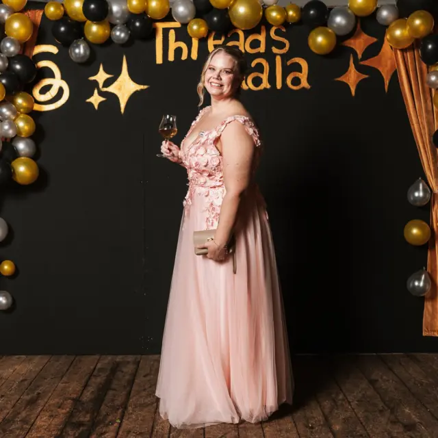 Gaala juhlittu 🤩 Ihanaa, kun sai kerrankin laittaa ykköset ylle ja nauttia upeasta illasta. Paikalle menin tuntematta ketään, mutta poistuin monta ihanaa kohtaamista rikkaampana 🥰🤩

Mekko: @bonprix 
Kengät: @tamaris_official 
Laukku: Italiasta, tarkempaa tietoa ei ole 
MUAH: @beauty_bypeipponensuvi (palvelu saatu)
Kynnet: @nails.byjaana (palvelu saatu) 

1. Kuva: @petrimast 

#gaala #threads #threadsgaala2026