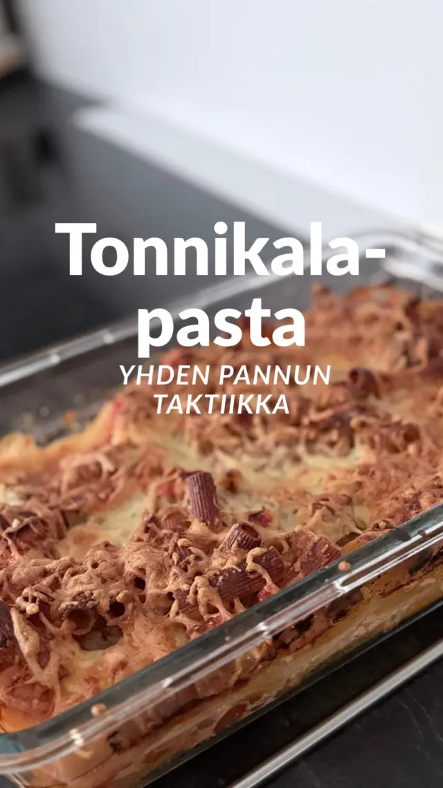 Ruoan laitto ei vois olla enää helpompaa. Kaikki vaan sekaisin vuokaan ja uuniin 😁

Tonnikalapasta 
400g pastaa 
3 purkkia tonnikalaa (öljyssä)
1 purkki tomaattimurskaa (360g)
2dl ruokakermaa
4dl vettä
2dl juustoraastetta
Suolaa, pippuria

Laita kaikki raaka-aineet juustoa lukuunottamatta uunivuokaan. Sekoita hyvin. Laita juustoraaste päälle. 
Paista 200 asteessa uunissa noin 40-50min. 
Anna vetäytyä vielä noin 10min syömistä. 

#tonnikalapasta #resepti #ruoka #painonhallinta