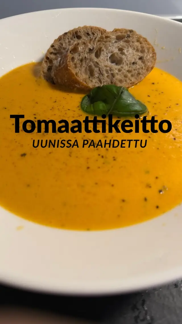 Uunissa paahdettu tomaattikeitto. Tätä kannattaa kokeilla, muista tallentaa resepti 🩷

Ohje:

500g tomaattia
1 rasia kirsikkatomaatteja
2 sipulia 
1-2 kokonaista valkosipulia 
2 porkkanaa
2dl kermaa 
Basilikaa
Suolaa, pippuria, öljyä, hunajaa

Leikkaa valkosipulin pää pois ja lorauta öljyä. Tee foliosta nyytti, johon käärit valkosipulin. 

Leikkaa tomaatit neljään osaa, kuori ja pilko sipulit sekä porkkanat. Kirsikkatomaatit voi laittaa kokonaisena. 
Lisää kaikki uunipellille, lorauta reilusti öljyä. Mausta suolalla ja pippurilla (sekä haluamallasi mausteilla). Lisää vielä pieni loraus hunajaa tuomaan makeutta. Sekoita kaikki keskenään, lisää päälle vielä muutama basilikan lehti sekä valkosipulinyytti.

Paista 200 asteessa noin 30-40 minuuttia. Kaada kaikki kattilaan, myös ne nesteet. Sekoita sauvasekoittimella tai blenderillä kaikki tasaiseksi. Lisää vielä 2dl kermaa, lämmitä ja tarkista maku. 

Tarjoile tuoreen leivän kanssa. 

#tomaattikeitto #resepti #elämäntapamuutos #painonpudotus #ruokaohje