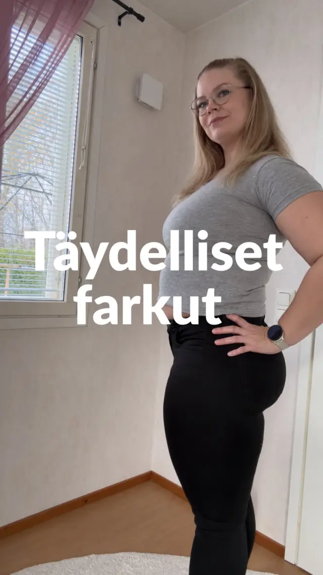 Hyvin istuvat mustat farkut ostoslistalla? Mainos @hujaus_ 
Lopussa alekoodi 🤩

Jokaisen kaapissa tulisi olla hyvin istuvat mustat farkut. Itsellä ongelma on ollut se, että jos ne istuu reisistä ja pyllystä, vyötärö on väljä. Näissä Hujauksen Mieli farkuissa on takana kuminauha, joka takaa täydellisen istuvuuden myös vyötäröltä. 

Sen lisäksi, että nämä näyttää hyvältä päällä, ne myös tuntuvat. Farkut joustaa eivätkä tunnu päällä juuri miltään. Farkut, jotka tulisi löytyä kaikkien kaapista. 

Koodilla Henriikka26 saat 10% alennuksen koko Hujauksen valikoimasta (normaali hintaiset tuotteet). Sieltä löytyy myös toiset mun lemppari housut, nimittäin Aavat 🥰

#hujaus #farkut