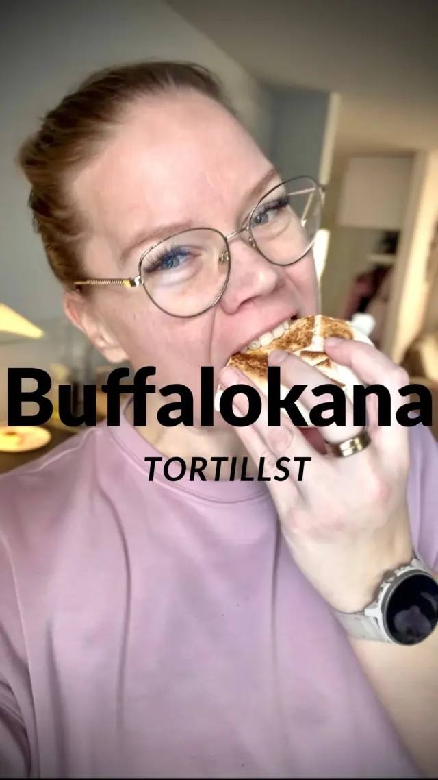 Buffalokana tortillat 🤩 helpot ja nopeat tortillat, joiden tekoon menee noin 15min. 

- 800g kanaa (fileitä)
- 2 suippoparikaa
- kevätsipulia 
- Buffalo / siipikastiketta
- 200g tuorejuustoa (chili tms)
- 2dl juustoraastetta
- tortillalättyjä

Laita kana kypsymään airfrayeriin tai paista pannulla. Anna kanan jäähtyä hiukan ja revi se pieneksi. 

Pilko paprikat sekä kevätsipuli pieneksi ja heitän kanojen joukkoon. Lisää tuorejuusto, siipikastike sekä juustoraaste. Tarkista maku, lisää tarvittaessa kastiketta. Massa saaa jäädä aika jämäkäksi. 

Levitä täyte tortillan päälle, taittele ja paista pannulla. Voit myös syödä ilman pannulla paistoa, toimii niin myös oikein hyvin 🤩

Muista tallentaa resepti 🩷